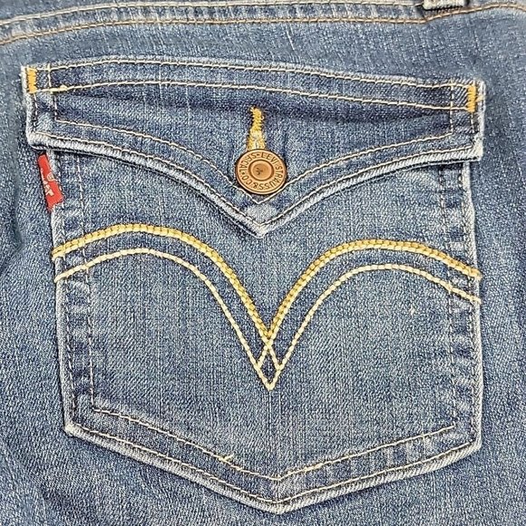 Levis Women's 524 Too Super Low Bootcut Jeans Size 5 Medium Wash Denim 29X32 - Picture 8 of 9